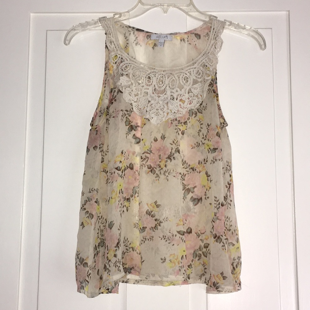 ⬇️ BUY ONE GET ONE LISTING FREE Delia's Floral Top